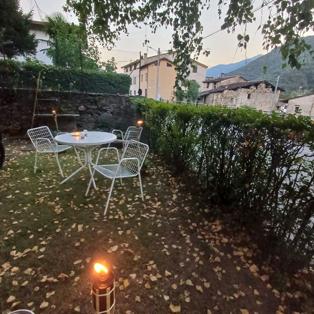 Angolo esterno serale illuminato