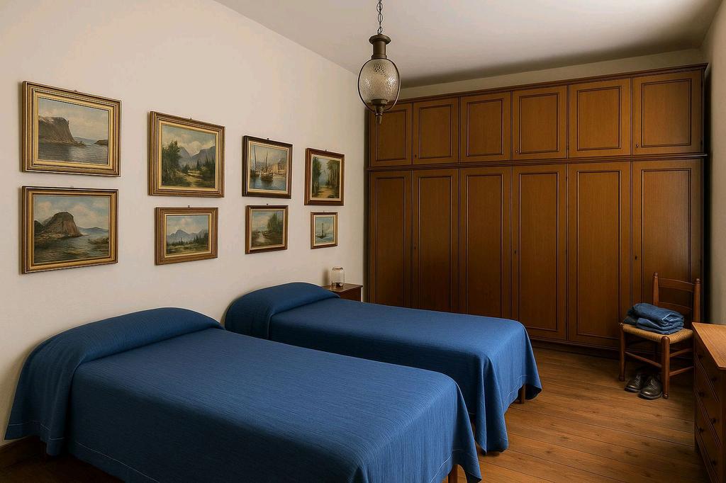 Camera semplice con copriletti blu